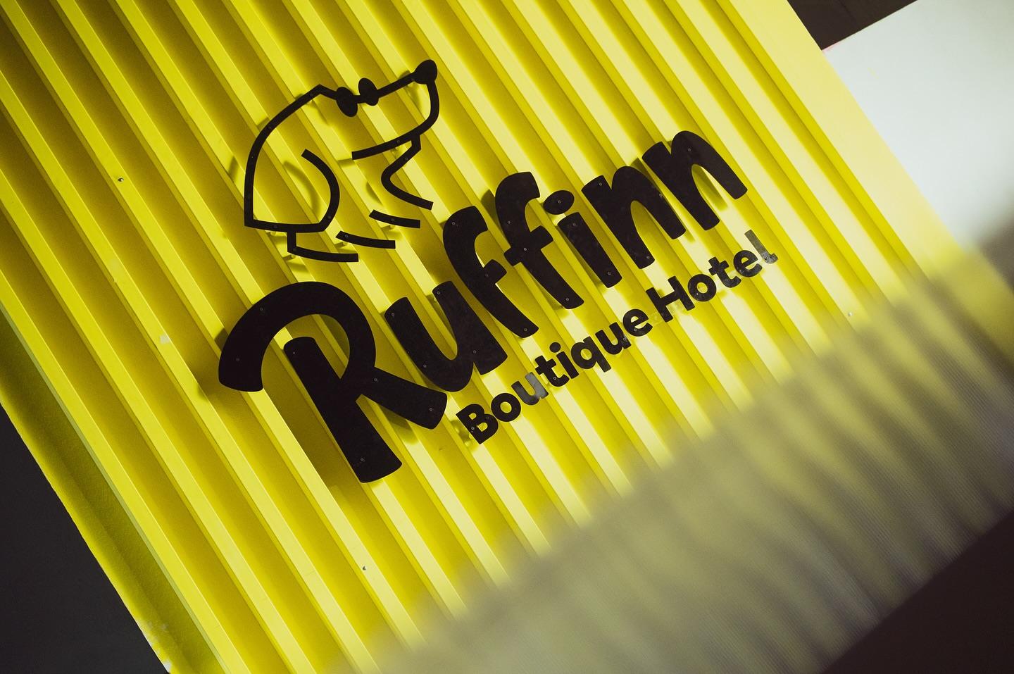 Rótulo de Ruffinn Boutique Hotel en su local de Barrio Escalante