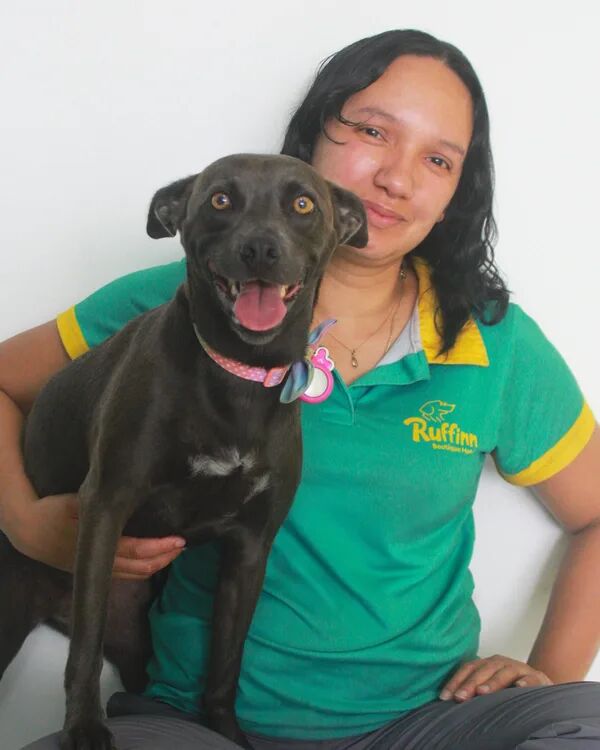 Karen, estilista canina de Ruffinn Boutique Hotel, con un perro en brazos